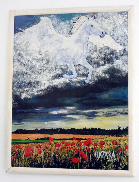 Weißer Pegasus fliegt durch lichtvolle Wolken – Symbol für die Überwindung der tiefsten Finsternis, getragen von Liebe, Transformation und Vertrauen