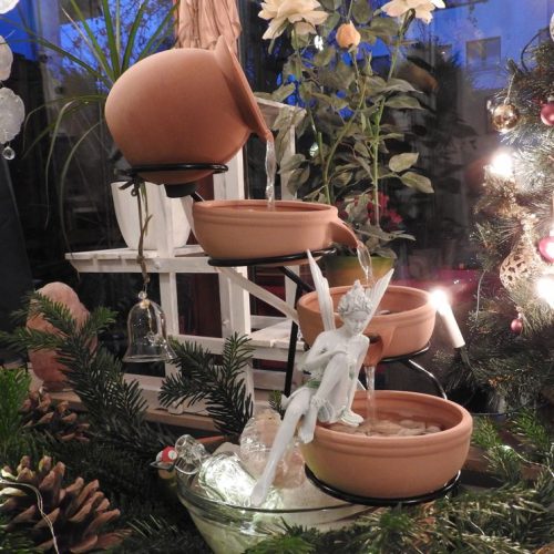 Ein Zimmerbrunnen mit Elfe